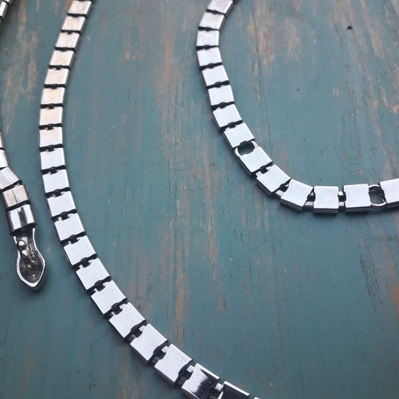 Chain Metal Belt Slinky Shiny Snaky Belt in Silvery Metal Could be Long Necklace - Picture 3 of 15